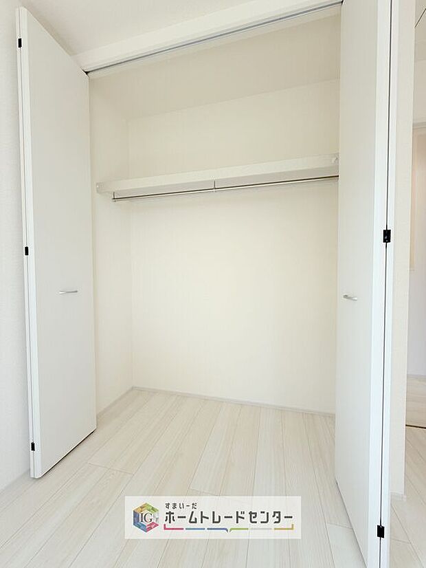 【クローゼット】収納スペースは住宅を探す際には重要なポイントの一つだと思います。そのため少しでも空間が取れるところは可能な限り収納スペースとしたしました。居室をスッキリとお使いいただきたいお客様に大変喜ばれています。