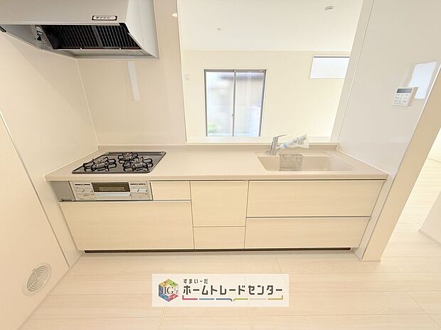 【【システムキッチン】】見栄えもよくお手入れもスムーズに出来ます。豊富な収納力もございますので、キッチンスペースをスッキリとお使い頂けそうです。

