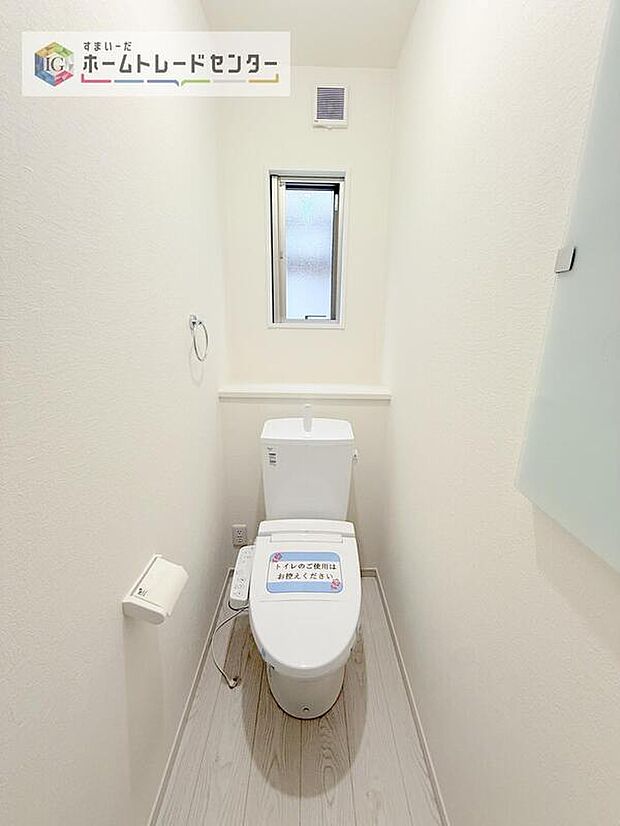 【【トイレ】】暖房機能の付いた便座は冬の寒い日にはあって良かったと本当に思います。もちろん快適で清潔なシャワー機能は標準で備えています。スペースも広くとっているので普段のお掃除もしやすいトイレスペースです。