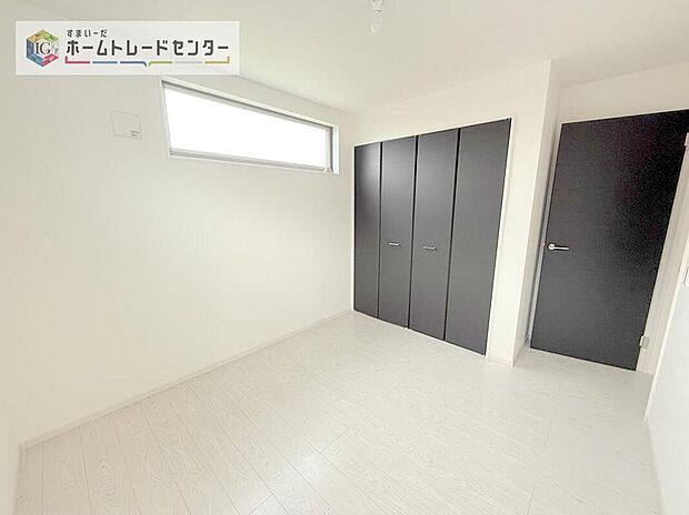 【リビング以外の居室】収納を完備している居室です。収納が豊富な住宅は居室空間がしっかりと使えるので暮らしやすさが断然に上がります。荷物をを気にすることなく家具の配置をお好み通りにできるのも大きな魅力です。