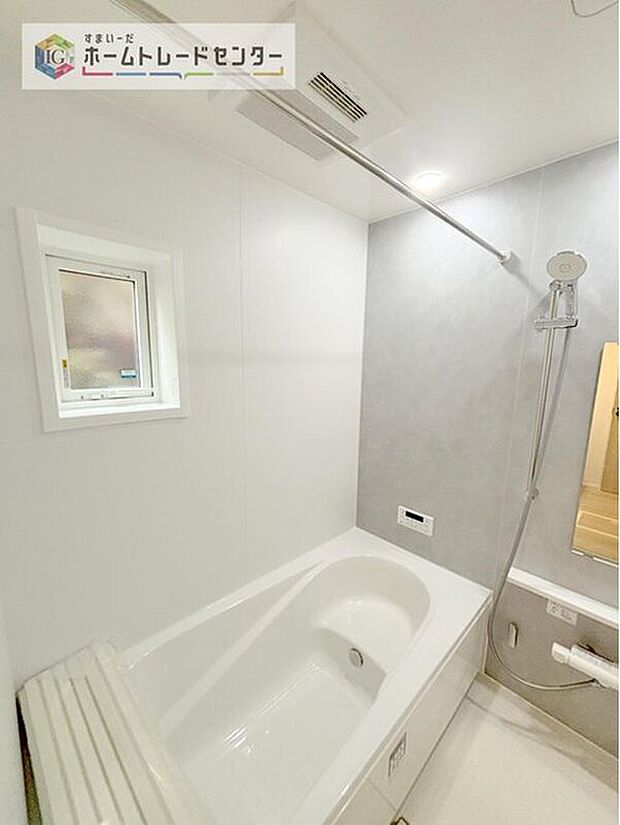 【【浴室】】一坪タイプのユニットバスは、足をしっかりと延ばして一日の疲れを癒すことが可能です。浴室暖房乾燥機も完備しておりますので、カビの心配が無いのはもちろん、雨の日のお洗濯物はお風呂で乾かせます。