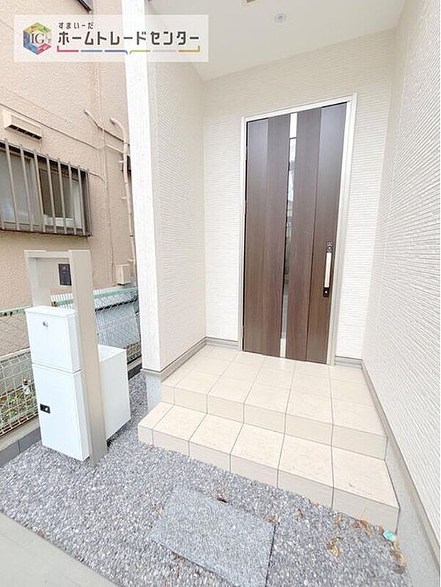 【玄関】駐車場横のアプローチを上がると、木目調の高級感のある玄関ドアがございます。玄関を開けると広々とした空間と収納も目の前に！玄関が広い家は入った瞬間から気持ちが良いです。ぜひご自身で確かめて見て下さい。