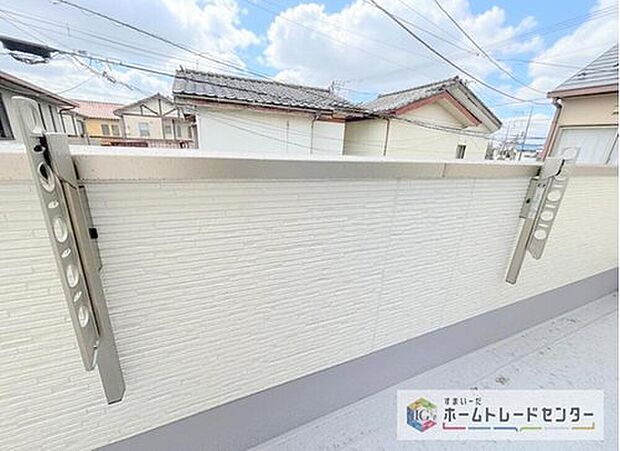 【その他設備】壁面に固定する物干しは安定性が高く、強風の日も安心。折りたためば邪魔にならず、ベランダを広く使えるのがポイントです。家族の多いご家庭でも洗濯物がたくさん干せて、日々の家事をぐっと楽にしてくれます。