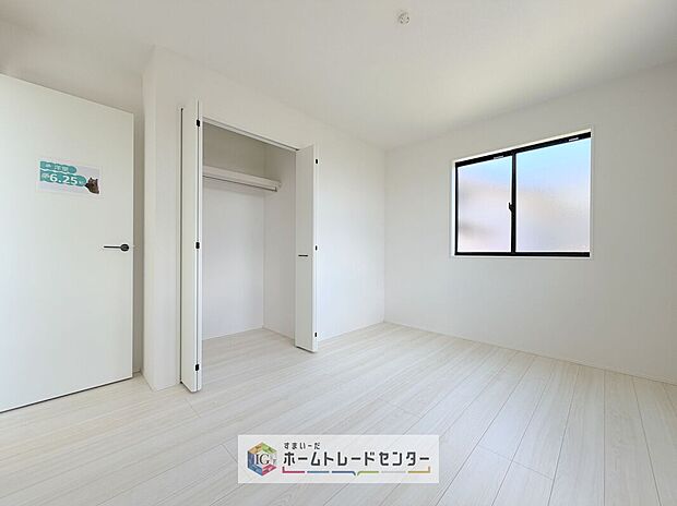 【洋室】各居室に収納を完備しております。収納が豊富な住宅は居室空間がしっかりと使えるので暮らしやすさが断然に上がります。荷物をを気にすることなく家具の配置をお好み通りにできるのも大きな魅力です。
