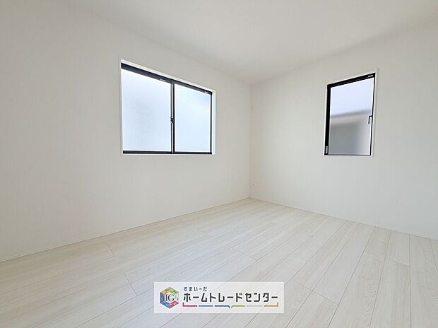 【洋室】全居室2面採光です。光を取り入れやすのはもちろんですが、建物全体の窓の数も増えておりますので、換気性能に優れた物件です。窓を開ければ家中を気持ちの良い風が通り抜けます。
