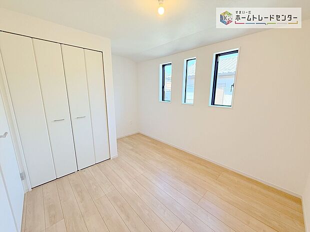 【洋室】収納を完備している居室です。収納が豊富な住宅は居室空間がしっかりと使えるので暮らしやすさが断然に上がります。荷物をを気にすることなく家具の配置をお好み通りにできるのも大きな魅力です。