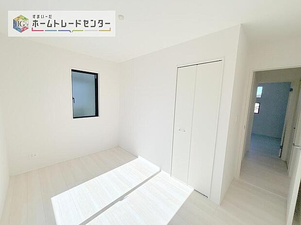 【リビング以外の居室】各居室に収納を完備しております。収納が豊富な住宅は居室空間がしっかりと使えるので暮らしやすさが断然に上がります。荷物を気にすることなく家具の配置をお好み通りにできるのも大きな魅力です。