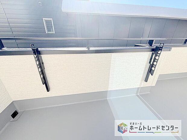 【バルコニー】壁面に固定する物干しは安定性が高く、強風の日も安心。折りたためば邪魔にならず、ベランダを広く使えるのがポイントです。家族の多いご家庭でも洗濯物がたくさん干せて、日々の家事をぐっと楽にしてくれます。