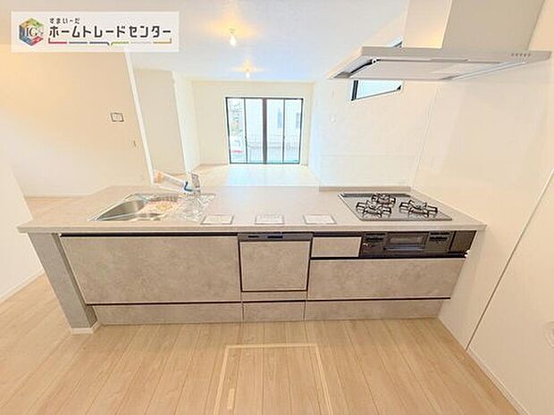 【【システムキッチン】】見栄えもよくお手入れもスムーズに出来ます。豊富な収納力もございますので、キッチンスペースをスッキリとお使い頂けそうです。