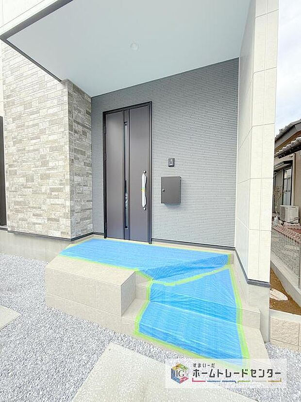 【玄関】駐車場横のアプローチを上がると、木目調の高級感のある玄関ドアがございます。玄関を開けると広々とした空間と収納も目の前に！玄関が広い家は入った瞬間から気持ちが良いです。ぜひご自身で確かめて見て下さい。