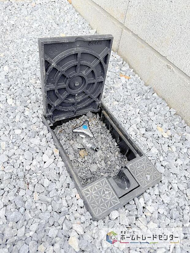 【その他設備】バーベキューなど、お庭でアウトドアを楽しむ方にとっては、外に水栓があれば家の中から水を運び出す手間が省けます。洗車の際にも便利です♪