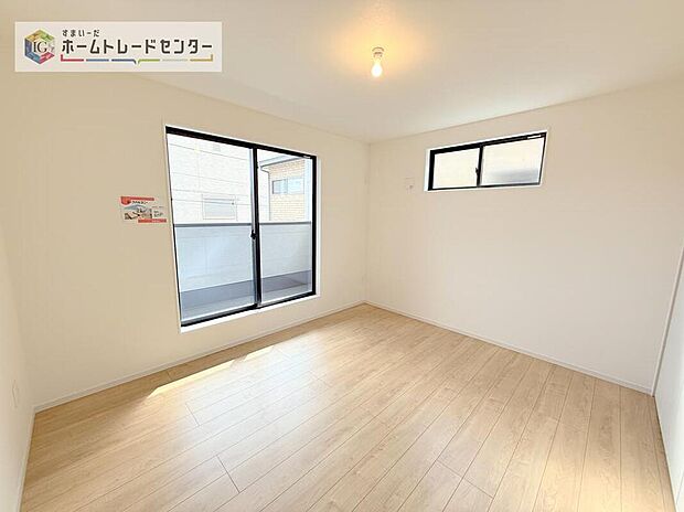 【リビング以外の居室】日当りの良さは写真でも充分に伝わるかと思いますが、開放感のある周囲にめぐまれたおかげで、風通しもとても良くなっております。ぜひ現地を見ていただき体感していただきたいポイントです。