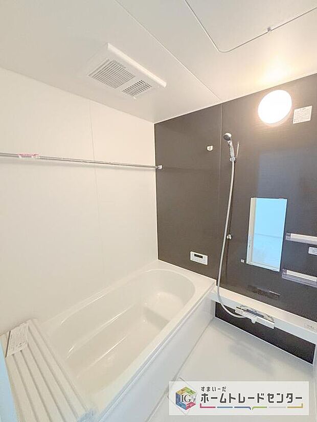 【【浴室】】一坪タイプのユニットバスは、足をしっかりと延ばして一日の疲れを癒すことが可能です。浴室暖房乾燥機も完備しておりますので、カビの心配が無いのはもちろん、雨の日のお洗濯物はお風呂で乾かせます。