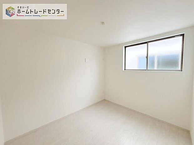 【【全居室フローリング】】カーペットや畳のようにほこりや汚れが繊維に入り込むことがないので、とても掃除やお手入れがしやすいです。子供たちの食べこぼしなどで床が汚れてしまった場合も手間がかかりません!