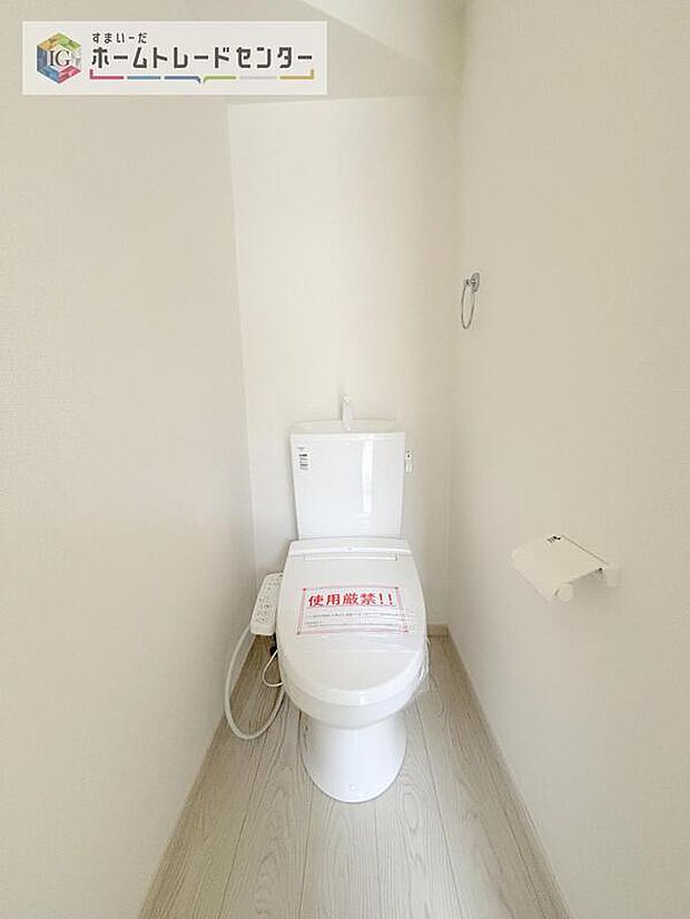 【【トイレ】】暖房機能の付いた便座は冬の寒い日にはあって良かったと本当に思います。もちろん快適で清潔なシャワー機能は標準で備えています。スペースも広くとっているので普段のお掃除もしやすいトイレスペースです。