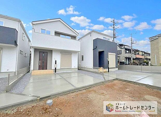 【現地外観写真】青空に栄えるとても格好の良い建物です。駅徒歩17分でしっかりとした広さの敷地を持ち、南面の広さも広くとれているからこその見栄えです。マイホームになったら、絶対にお友達に自慢したくなる建物です。