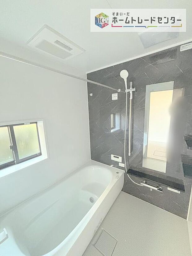 【【浴室】】一坪タイプのユニットバスは、足をしっかりと延ばして一日の疲れを癒すことが可能です。浴室暖房乾燥機も完備しておりますので、カビの心配が無いのはもちろん、雨の日のお洗濯物はお風呂で乾かせます。