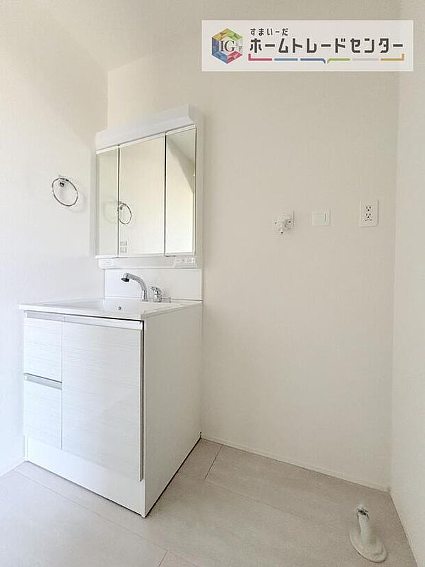 【【洗面所】】合わせ鏡が可能な3面鏡です。朝の忙しい時間でもの身だしなみのチェックもここだけで完結できます。もちろん鏡の後ろは充分な収納力を持った収納となっており、視界に入る部分はスッキリと片付きます。