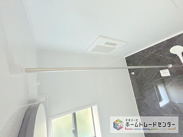 【【浴室換気乾燥機】】雨の日や冬場のお洗濯に嬉しい装備。洗濯物を乾かすだけでなく、入浴の度に換気機能で湿気を排出できるためカビの防止にもなります。