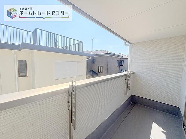 【バルコニー】インナーバルコニーは洗濯物を干すスペースとして急な雨で洗濯物が濡れてしまうのを防いだり、気軽に外で朝食やお茶などを楽しむセカンドリビングのような使い方ができます。