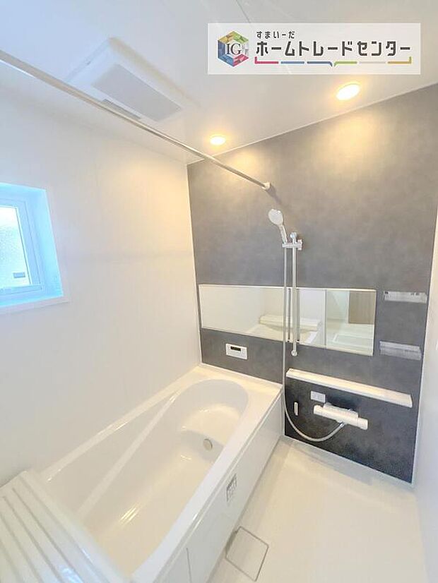 【【浴室】】一坪タイプのユニットバスは、足をしっかりと延ばして一日の疲れを癒すことが可能です。浴室暖房乾燥機も完備しておりますので、カビの心配が無いのはもちろん、雨の日のお洗濯物はお風呂で乾かせます。