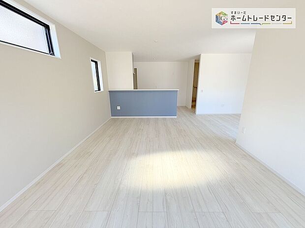 【リビング】縦長で奥行きのあるリビングは、家具の配置がしやすく使い勝手が非常に良いです。特にソファを配置した時にその便利さがお分かりいただけると思います。ゆったりと、くつろげる場所でなくてはならないと考えています