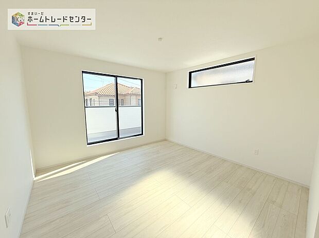 【洋室】日当りの良さは写真でも充分に伝わるかと思いますが、開放感のある周囲にめぐまれたおかげで、風通しもとても良くなっております。ぜひ現地を見ていただき体感していただきたいポイントです。