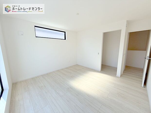 【洋室】主寝室は8.3帖、お子様がまだ小さいご家庭なら２階のお部屋はここだけでいいかもしれません、もちろんウォークインクローゼットがついておりますので、荷物に悩まされることなく、好きに家具の配置ができます