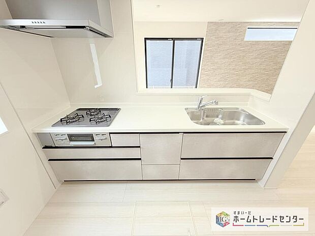 【【システムキッチン】】見栄えもよくお手入れもスムーズに出来ます。豊富な収納力もございますので、キッチンスペースをスッキリとお使い頂けそうです。