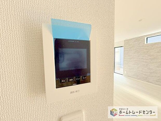【【TVモニター付きインターホン】】録画機能もあり、どのような人が何時に来訪されたのかが分かります。防犯上はもちろん、お届け物などの把握にも便利です。ライトが付いているので、夜間でも安心です。