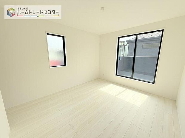 【リビング以外の居室】主寝室は7帖、お子様がまだ小さいご家庭なら２階のお部屋はここだけでいいかもしれません、もちろんウォークインクローゼットがついておりますので、荷物に悩まされることなく、好きに家具の配置ができます