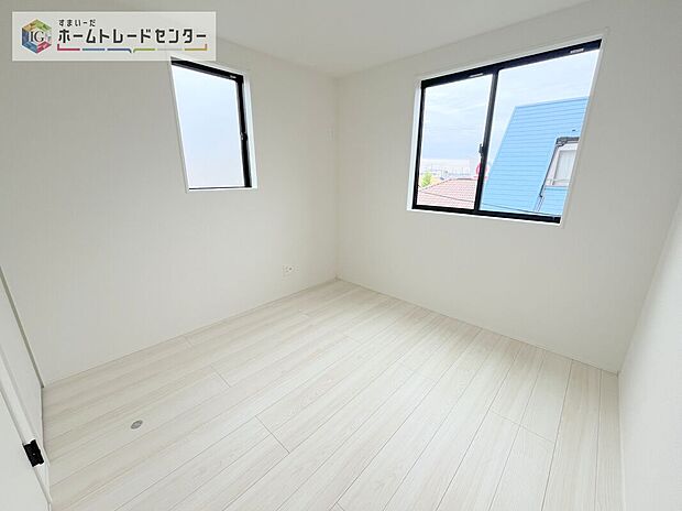 【洋室】2面採光の洋室です。窓からの眺望もよくなり視界が広いので、部屋にいても飽きません、そしてもちろん大切なのは明るさと風通し、明るい日差しと心地よい風で自分のお部屋でくつろげる贅沢をご提供します。
