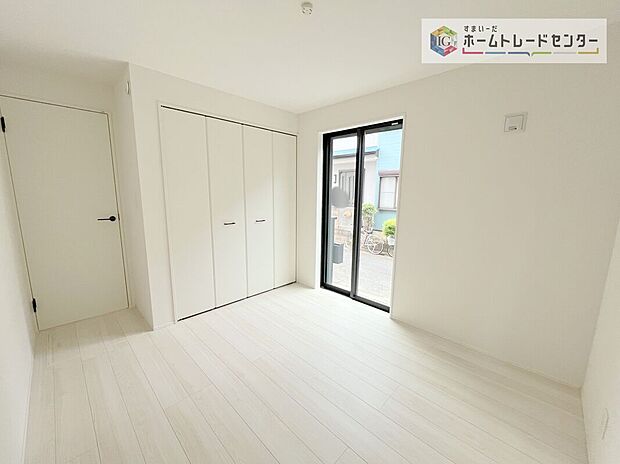 【洋室】収納を完備している居室です。収納が豊富な住宅は居室空間がしっかりと使えるので暮らしやすさが断然に上がります。荷物をを気にすることなく家具の配置をお好み通りにできるのも大きな魅力です。
