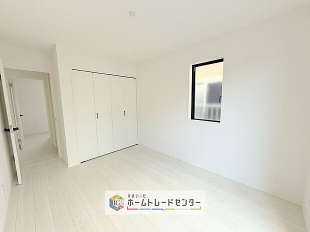 【洋室】各居室に収納を完備しております。収納が豊富な住宅は居室空間がしっかりと使えるので暮らしやすさが断然に上がります。荷物をを気にすることなく家具の配置をお好み通りにできるのも大きな魅力です。
