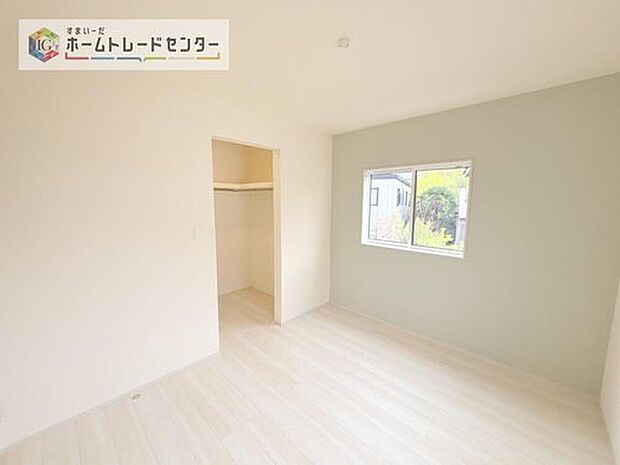 【洋室】収納を完備している居室です。収納が豊富な住宅は居室空間がしっかりと使えるので暮らしやすさが断然に上がります。荷物をを気にすることなく家具の配置をお好み通りにできるのも大きな魅力です。

