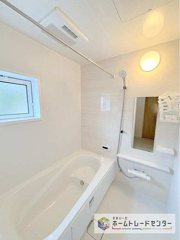 【【浴室】】一坪タイプのユニットバスは、足をしっかりと延ばして一日の疲れを癒すことが可能です。浴室暖房乾燥機も完備しておりますので、カビの心配が無いのはもちろん、雨の日のお洗濯物はお風呂で乾かせます。

