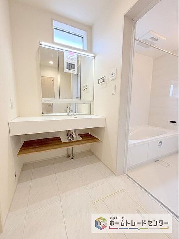 【【洗面所】】合わせ鏡が可能な3面鏡です。朝の忙しい時間でもの身だしなみのチェックもここだけで完結できます。もちろん鏡の後ろは充分な収納力を持った収納となっており、視界に入る部分はスッキリと片付きます。

