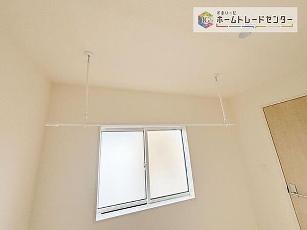 【【室内物干し】】急な雨にも対応できる室内物干しが標準装備のため、バルコニーの屋根を設置するは必要がありません。風の強い日でも気にせずお洗濯ができます。