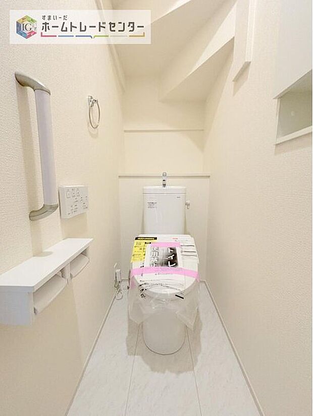 【【トイレ】】暖房機能の付いた便座は冬の寒い日にはあって良かったと本当に思います。もちろん快適で清潔なシャワー機能は標準で備えています。スペースも広くとっているので普段のお掃除もしやすいトイレスペースです。