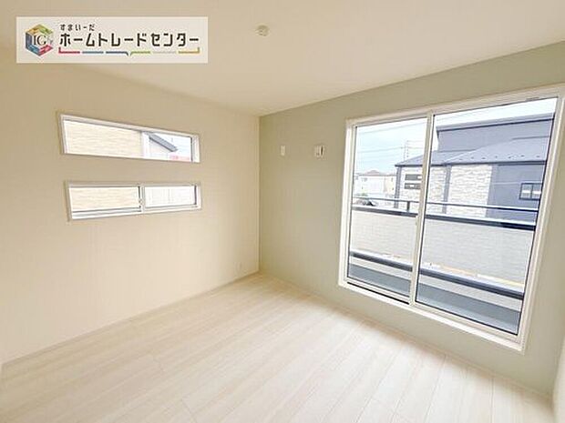 【洋室】2面採光の洋室です。窓からの眺望もよくなり視界が広いので、部屋にいても飽きません、そしてもちろん大切なのは明るさと風通し、明るい日差しと心地よい風で自分のお部屋でくつろげる贅沢をご提供します。

