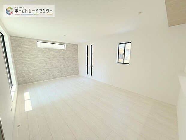 【リビング】複数の方角から部屋へ日光を採り入れることができるため、一日を通して陽当たりが良く部屋が明るくなります。今の時代に欠かせない換気も良好です！

