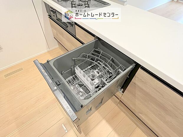 【【食器洗浄乾燥機】】忙しいご家庭の味方、後片付けもラクラクなビルトイン食洗機付き。洗い終わった食器の水切りや乾燥としても便利です。