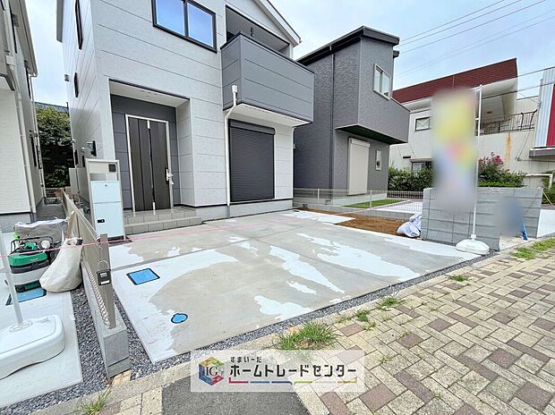 【【カースペース2台】】カースペースが2台分ございますので、家族分の自転車を駐輪したり、急な来客用の駐車スペースとしてもお使いいただけます。