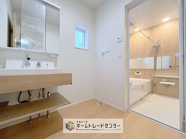 【【洗面所】】ホテルライクな洗練された印象を演出。引き出しや扉を開ける手間がなく、必要な物をすぐに取り出せる使い勝手の良さとすっきりとしたデザイン性を両立した洗面台です。