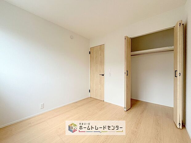【洋室】収納を完備している居室です。収納が豊富な住宅は居室空間がしっかりと使えるので暮らしやすさが断然に上がります。荷物をを気にすることなく家具の配置をお好み通りにできるのも大きな魅力です。