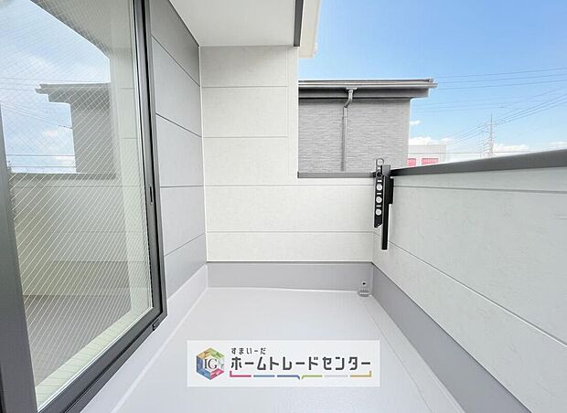 【バルコニー】お洗濯物を干したり、日光浴をしたり、色々なことにお使いいただくバルコニーは、外から見た際に建物の見た目にも大きな影響を与える要素の一つです。自慢の我が家としていただくために形にもこだわりました。