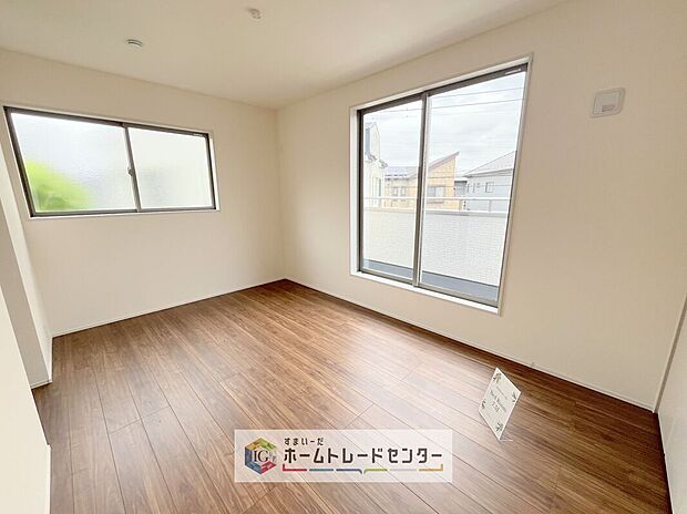 【洋室】日当りの良さは写真でも充分に伝わるかと思いますが、開放感のある周囲にめぐまれたおかげで、風通しもとても良くなっております。ぜひ現地を見ていただき体感していただきたいポイントです。
