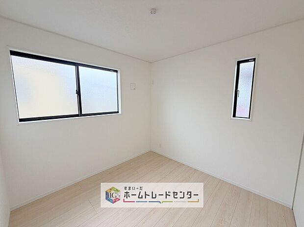 【納戸】こちらは4.5帖の納戸になります。広さを十分にとっていますので、普通のお部屋としても使える広さです。用途に応じて、収納スペースや、趣味のお部屋。お仕事のスペースなどにお使いいただけます♪
