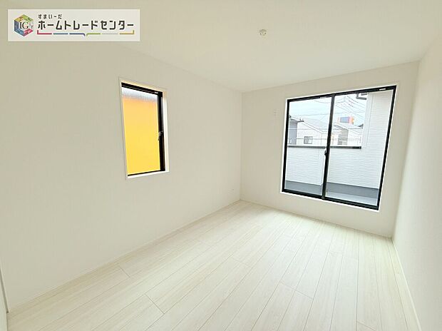 【洋室】2面採光の洋室です。窓からの眺望もよくなり視界が広いので、部屋にいても飽きません、そしてもちろん大切なのは明るさと風通し、明るい日差しと心地よい風で自分のお部屋でくつろげる贅沢をご提供します。