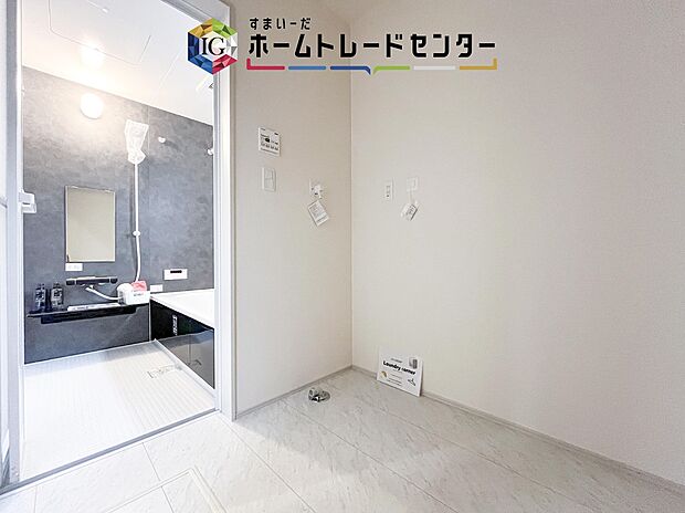 【【ランドリールーム】】雨の日の物干しや、洗濯した衣服にアイロンをかけたり畳んだり、洗濯に関する家事を一ヵ所で行うことができます。移動する手間が省けるので家事の時短になります♪